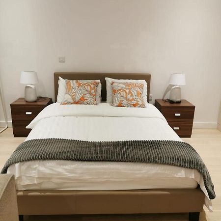 شقة Comfy 1 Bed Studio 1 Minute From Train Station لندن المظهر الخارجي الصورة