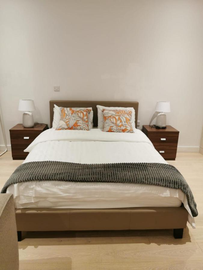شقة Comfy 1 Bed Studio 1 Minute From Train Station لندن المظهر الخارجي الصورة