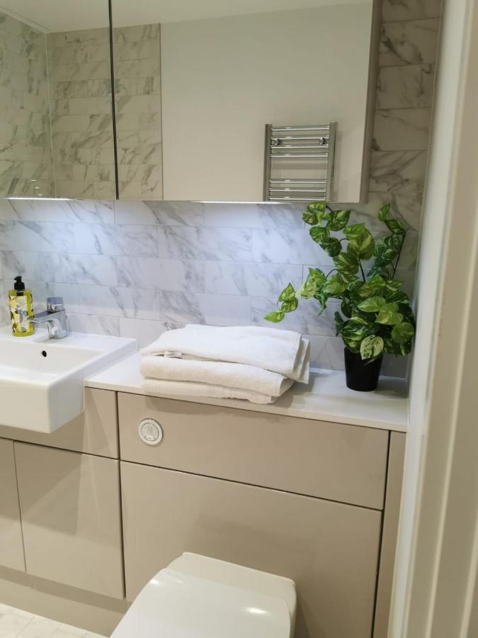 شقة Comfy 1 Bed Studio 1 Minute From Train Station لندن المظهر الخارجي الصورة