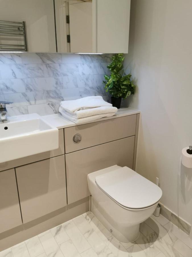 شقة Comfy 1 Bed Studio 1 Minute From Train Station لندن المظهر الخارجي الصورة